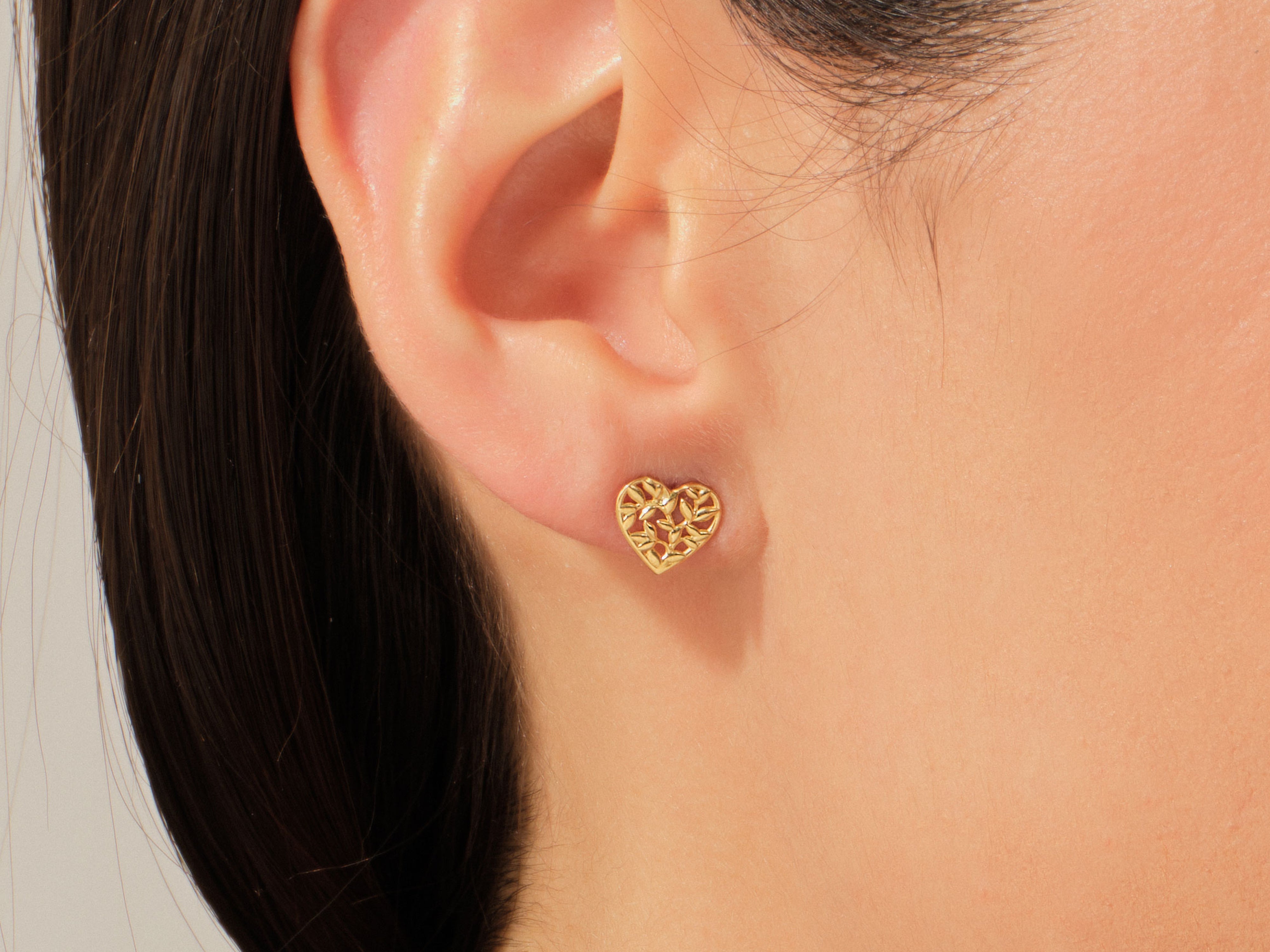 Gold filigree heart stud earring for jewelry brand