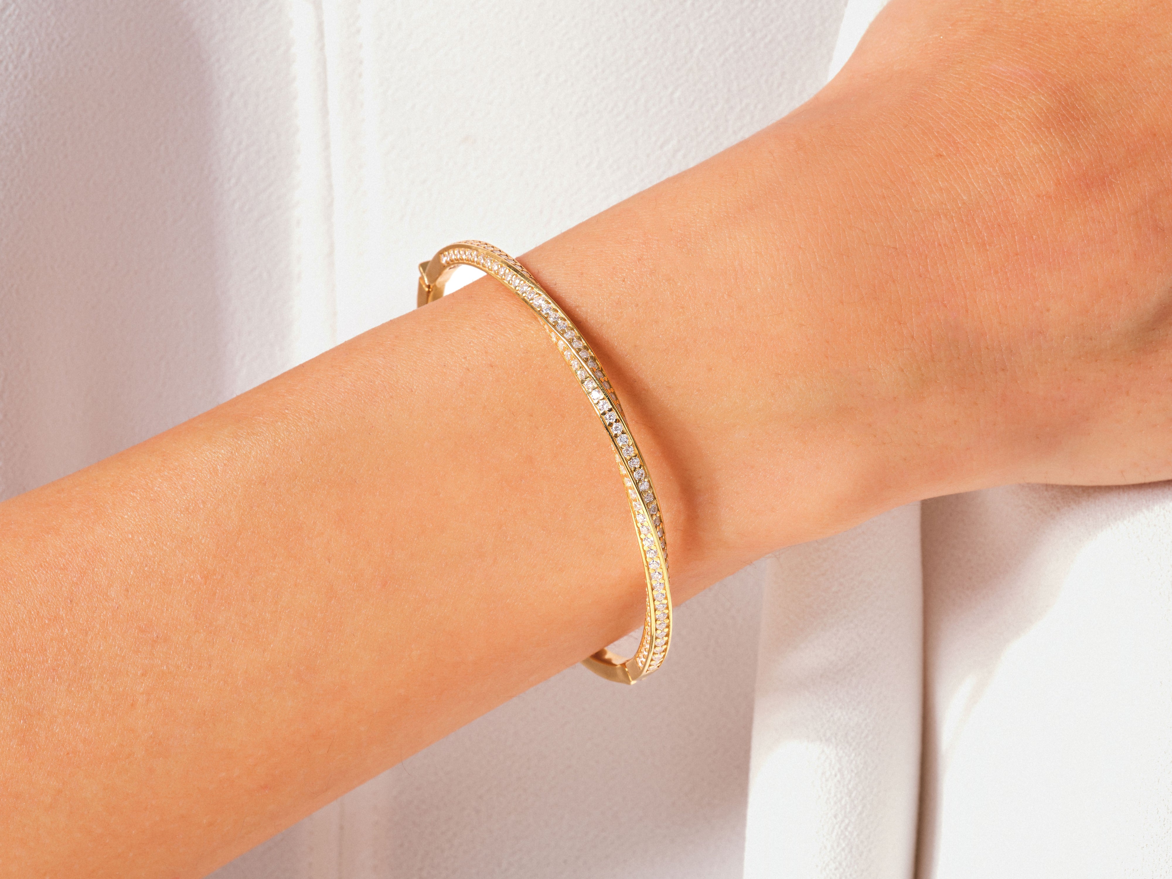 Twisted Diamond Hinged Bangle in 14k Gold