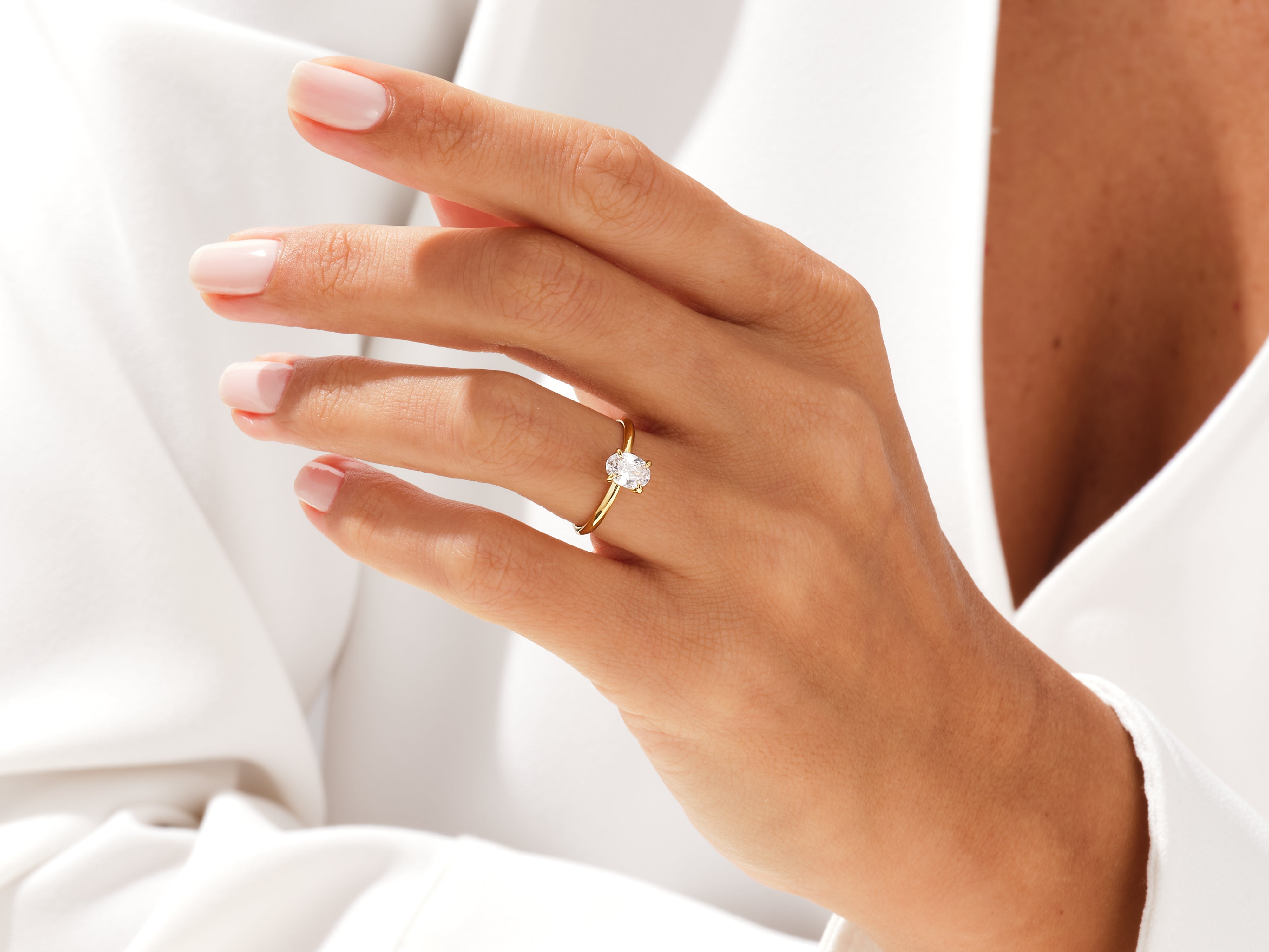 Elegant gold ring with diamond on a woman's hand