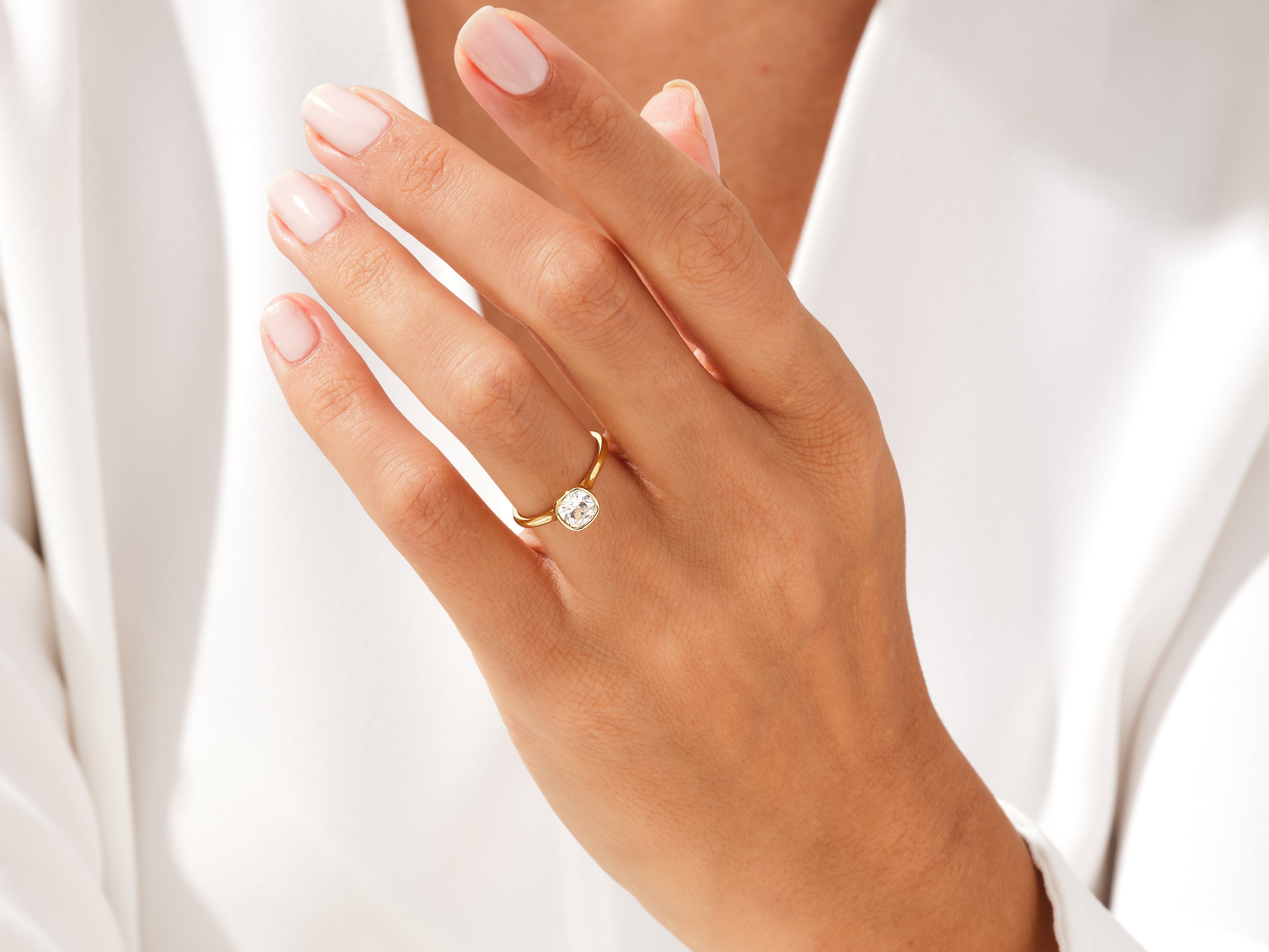 Gold ring with diamond on a woman's hand