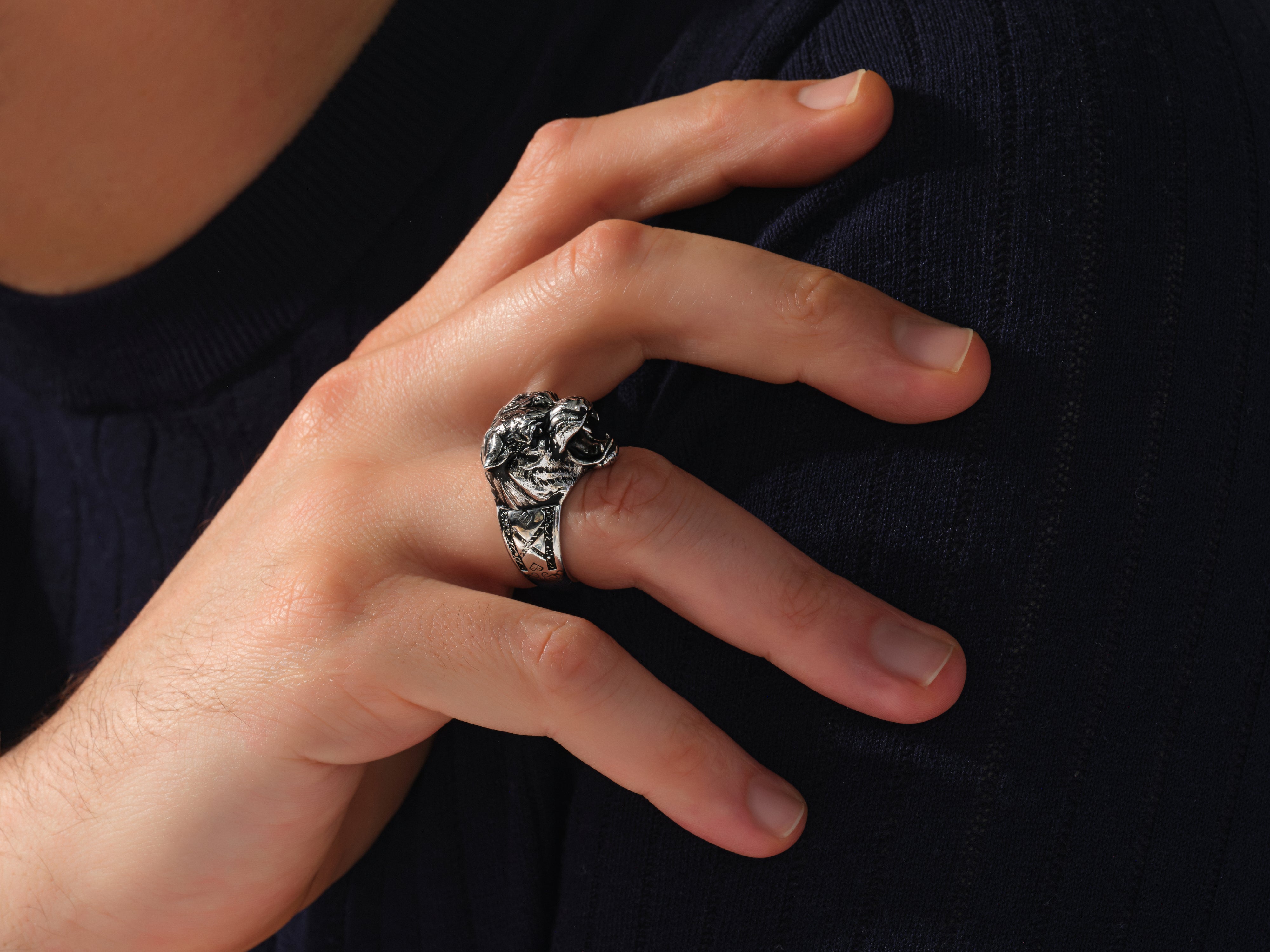 Men's silver lion head ring, detailed craftsmanship, jewelry design